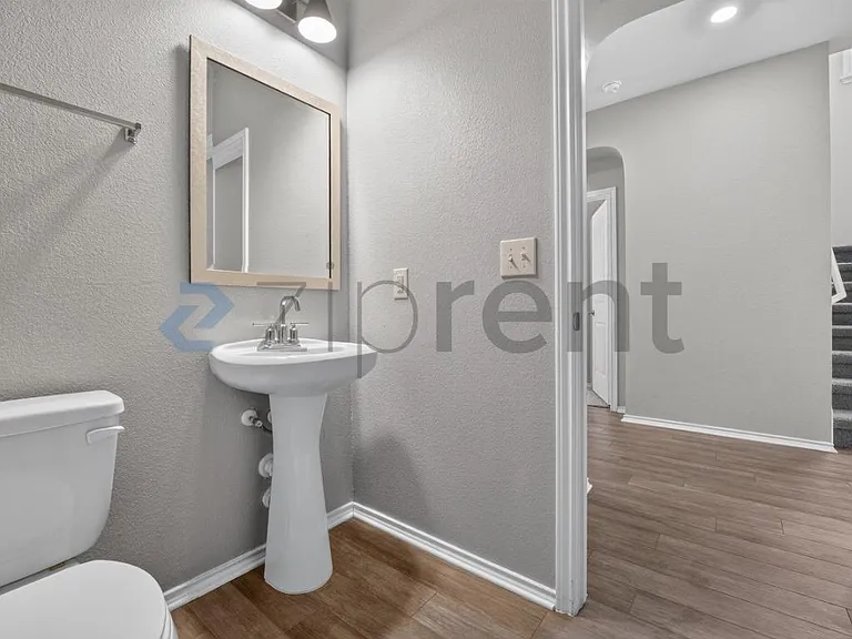 536 Ayinger Ln — Photo 32
