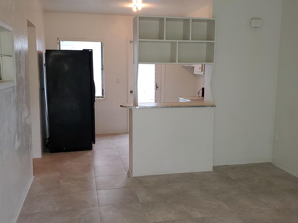 Entrance to livingroom.