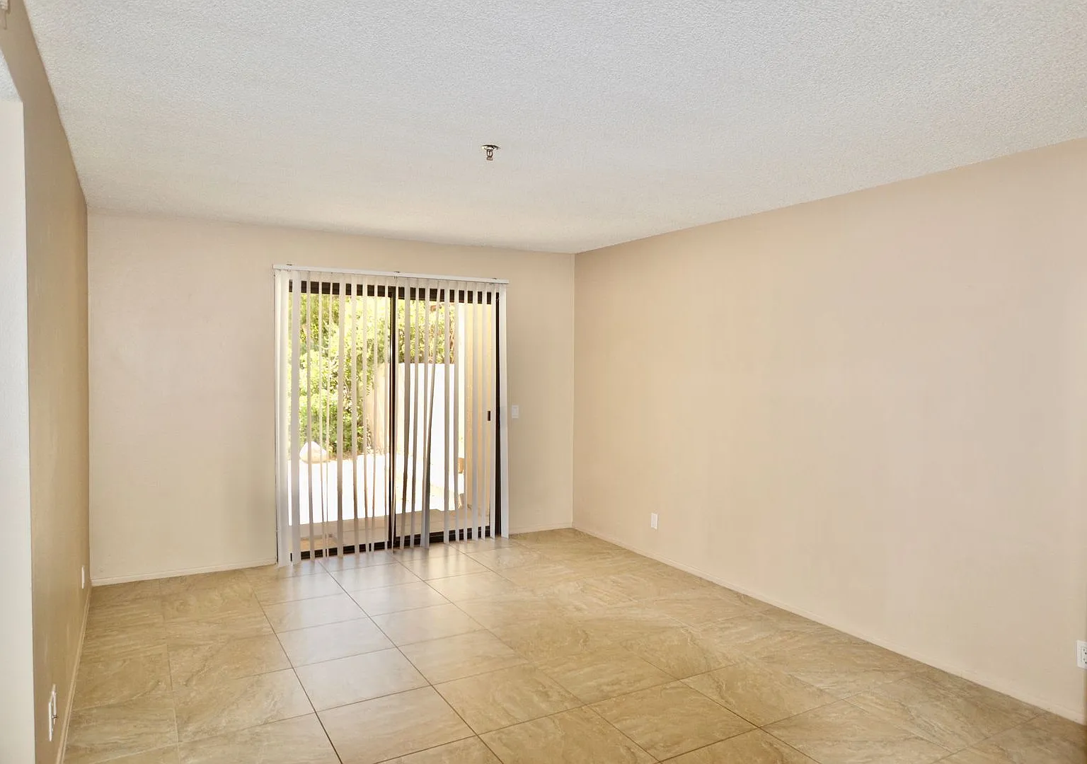 Updated 2 Bedroom Condo with Gorgeous Views Huge Private Yard and Stainless Steel Appliances — Photo 3