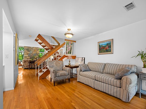 3rd image of 110 Estate Dr