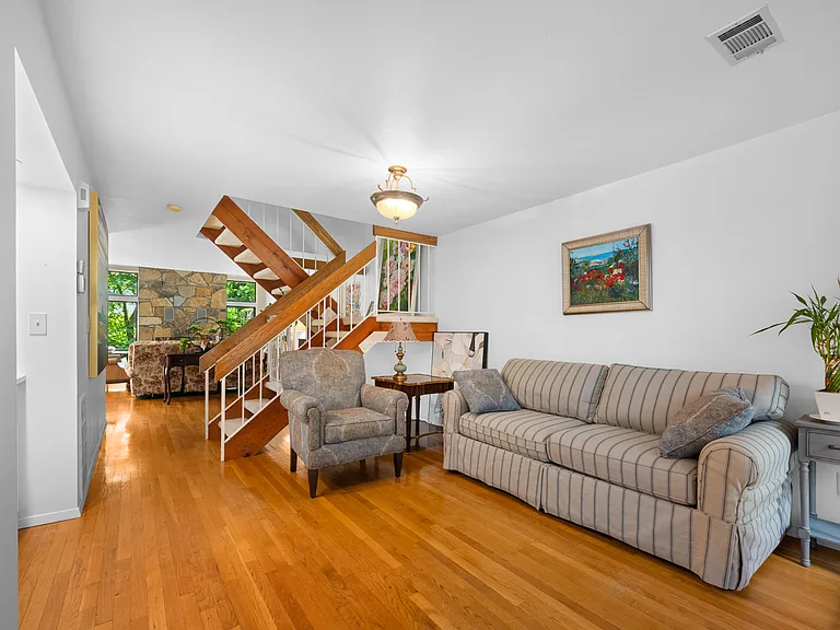 110 Estate Dr — Photo 3