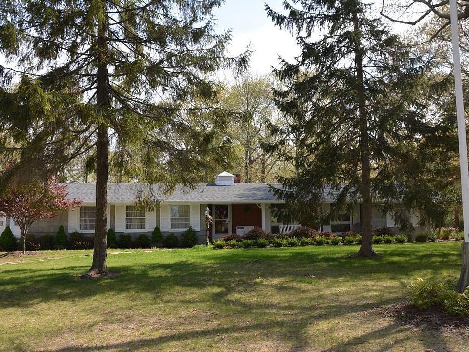 1st image of 13 Peconic Ave