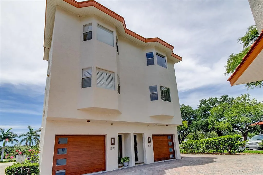 3 bed, 3.5 bath, 2100 sqft, $3,700 — Photo 2