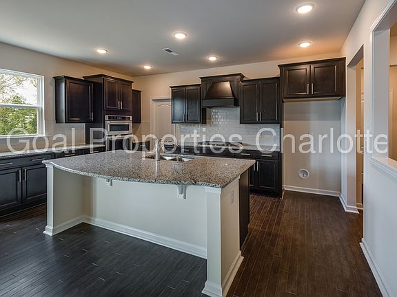 3rd image of 149 Farmers Folly Dr