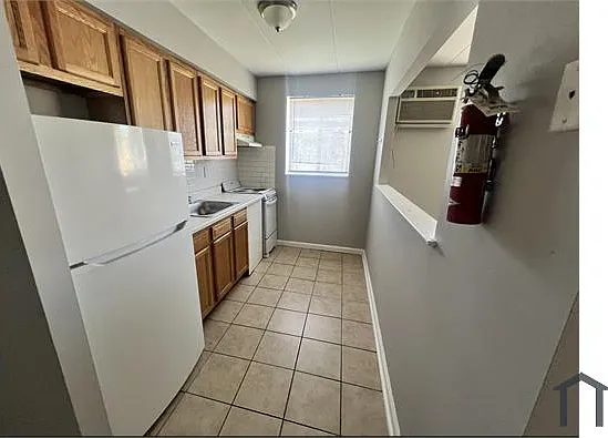 Studio, $825 — Photo 2