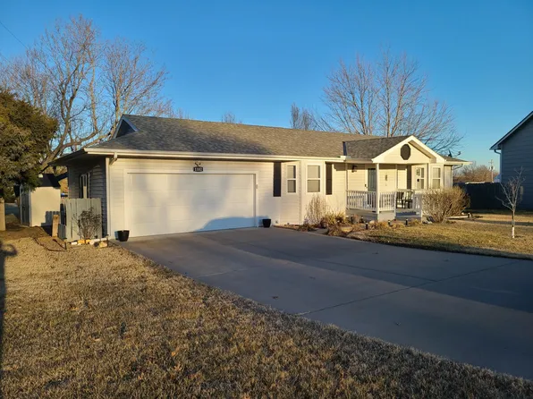 1102 Red Sky Ct, Winfield, KS 67156
