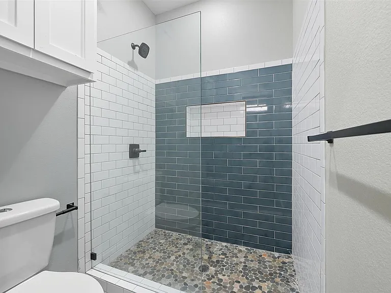 610 E Texas St — Photo 16