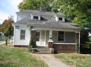 936 4th St, Charleston, IL 61920