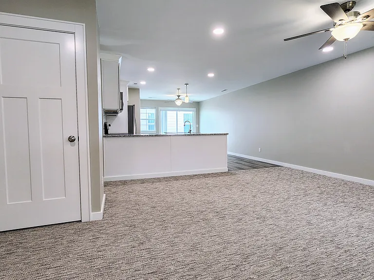 512 W Broadway Ave — Photo 2