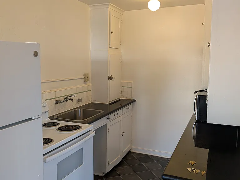 Maxwell Apartments — Photo 14