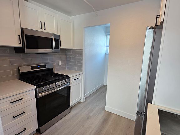 2nd image of 433 E Juniper St #433