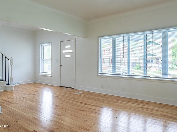 4th image of 822 Booth Ave
