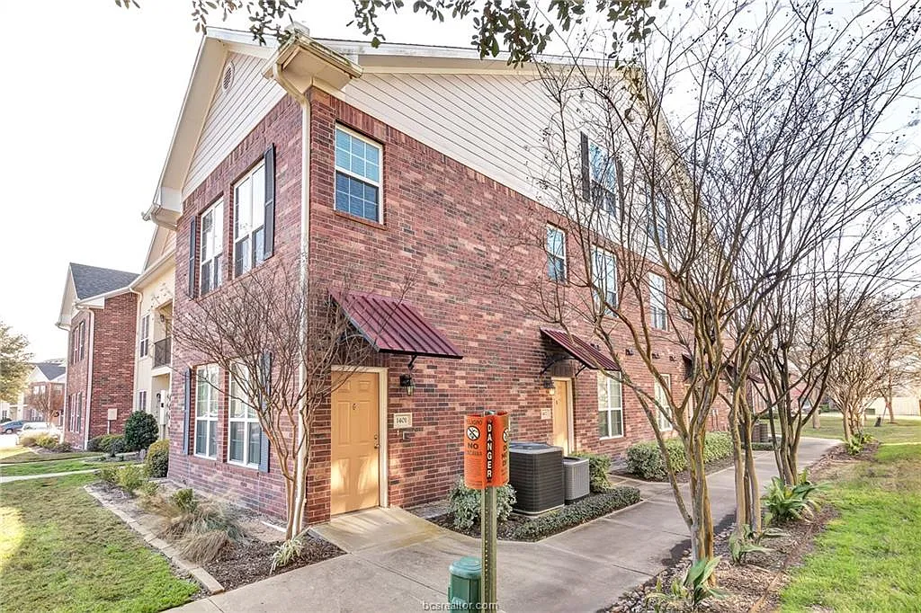 3 bed, 1600 sqft, $1,900 — Photo 2