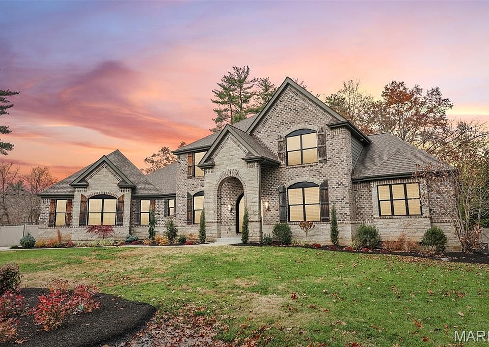 1st image of 115 Ladue Pine Woods Pl