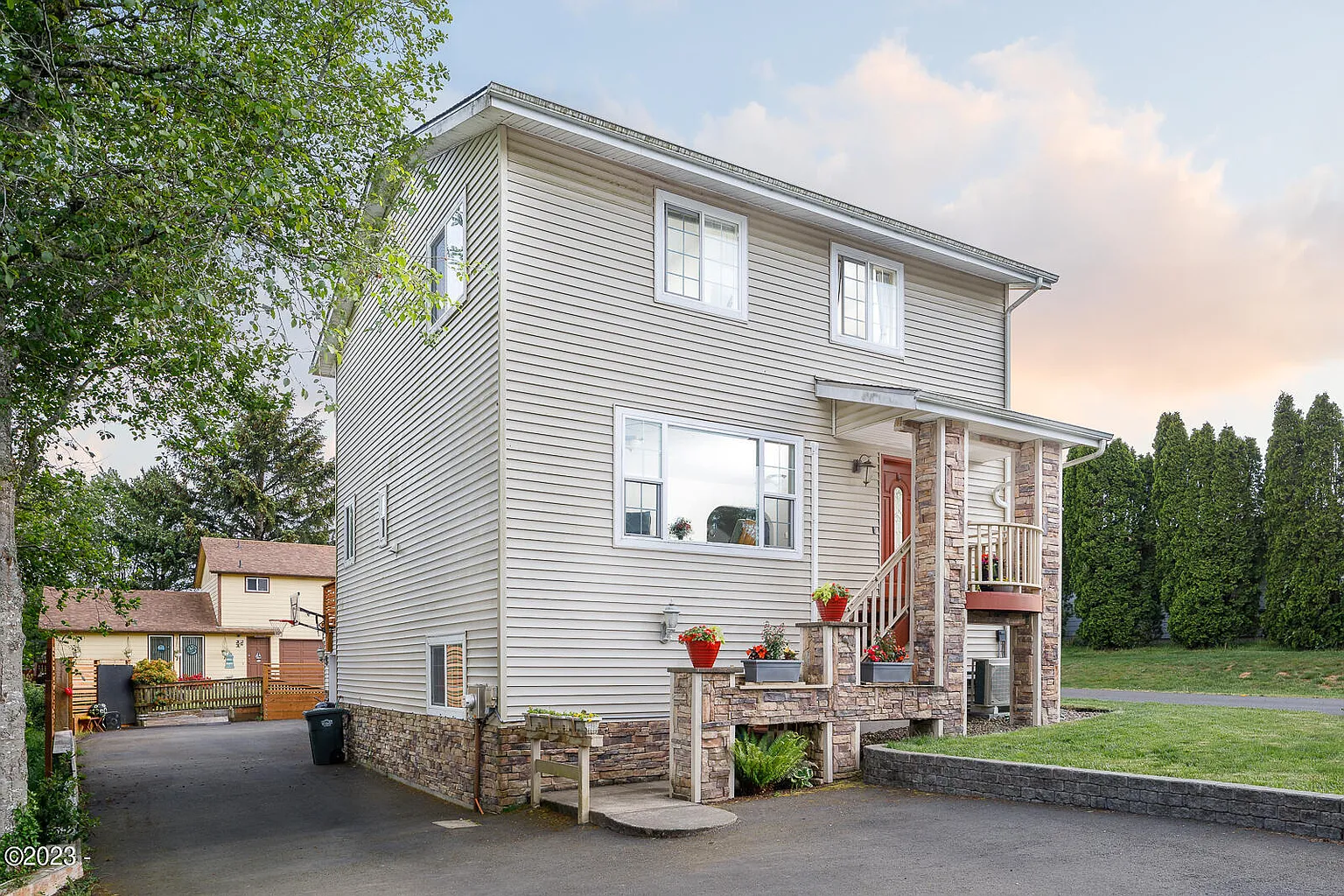 323 NE San-bay-o Cir photo 1