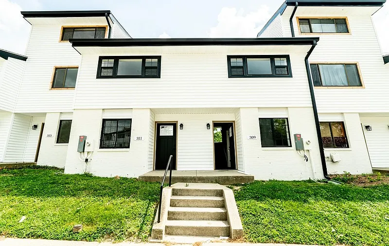 3 bed, 1.5 bath, 865 sqft, $2,781 — Photo 2