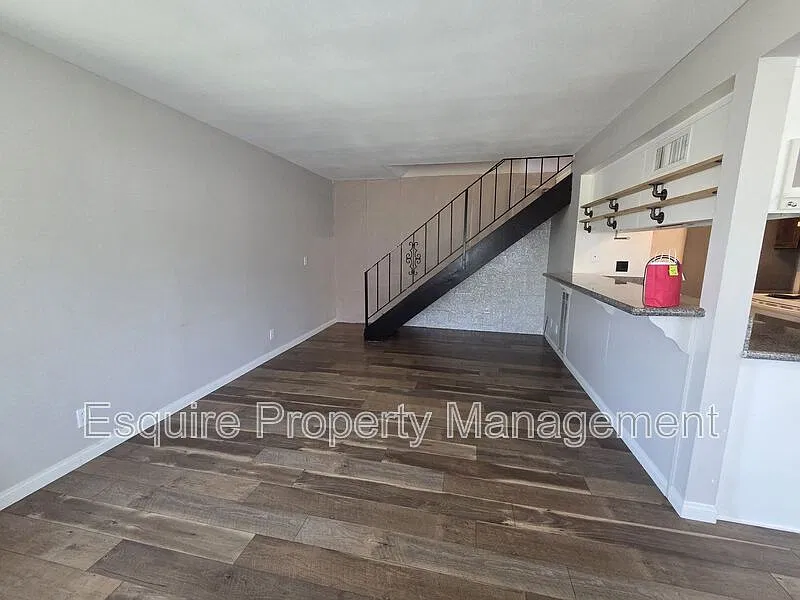 2 bed, 1.0 bath, 882 sqft, $2,300 — Photo 2