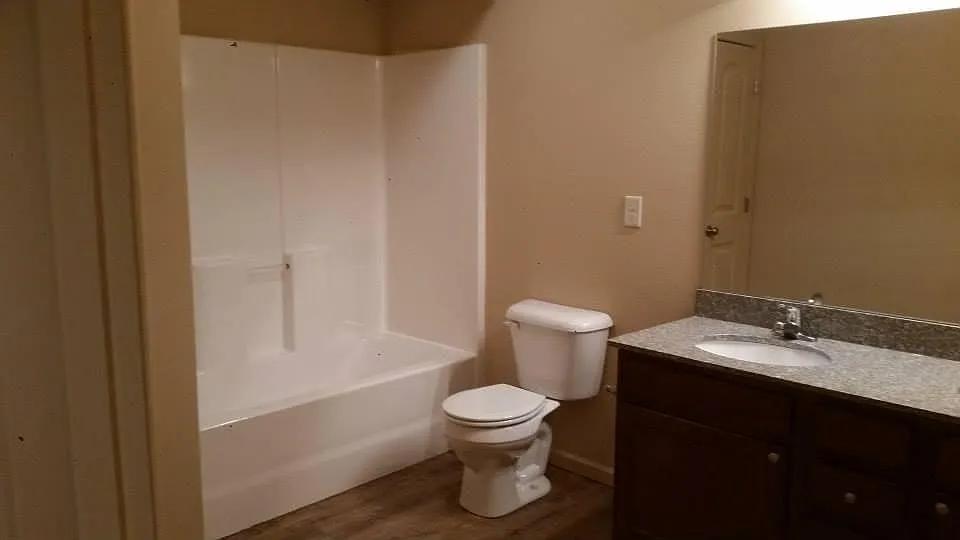 5 bed, 2200 sqft, $1,669 — Photo 3
