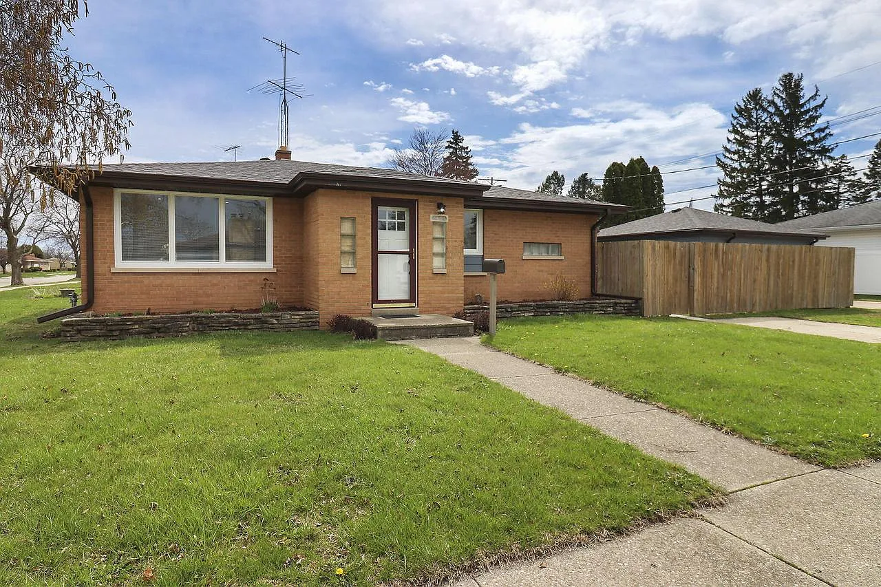 2405 25th AVENUE photo 1