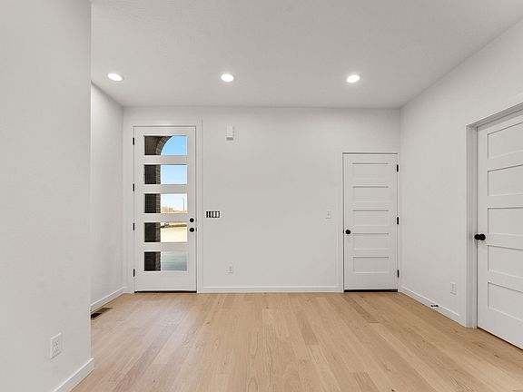 5th image of 1810 E Skyline Avenue