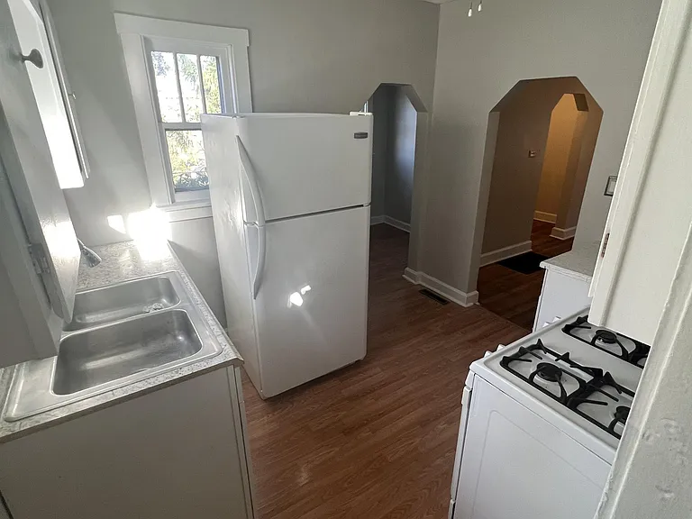 1016 E Brookside Dr — Photo 2
