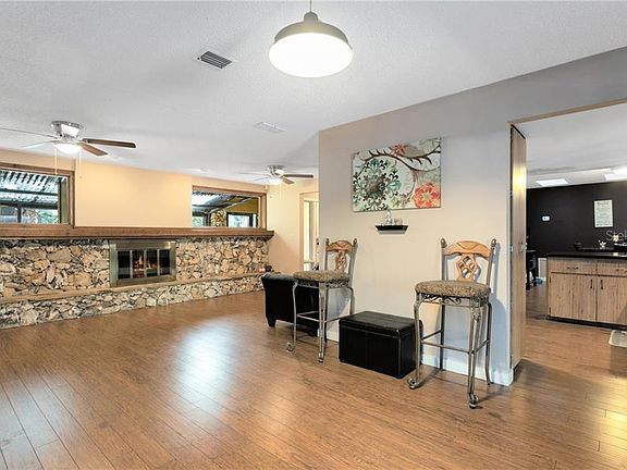 3rd image of 341 Pickering Ct