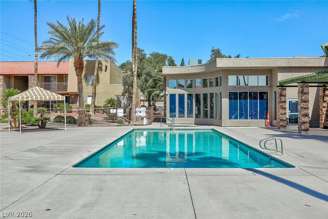 2 bed, 2.0 bath, 978 sqft, $1,250 — Photo 2