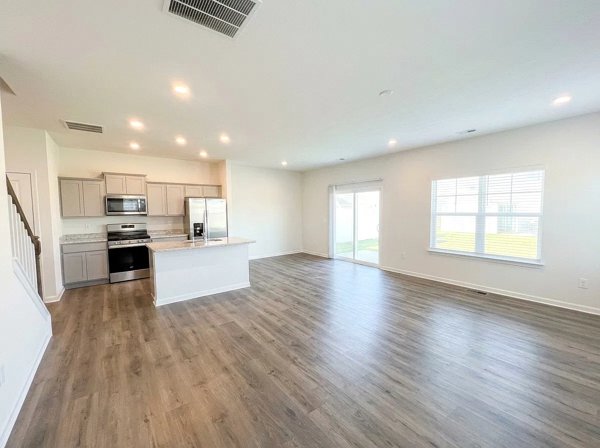 4 bed, 2.5 bath, 1950 sqft, $2,499 — Photo 3