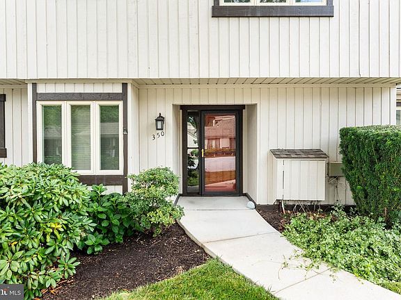 3rd image of 350 Devon Way