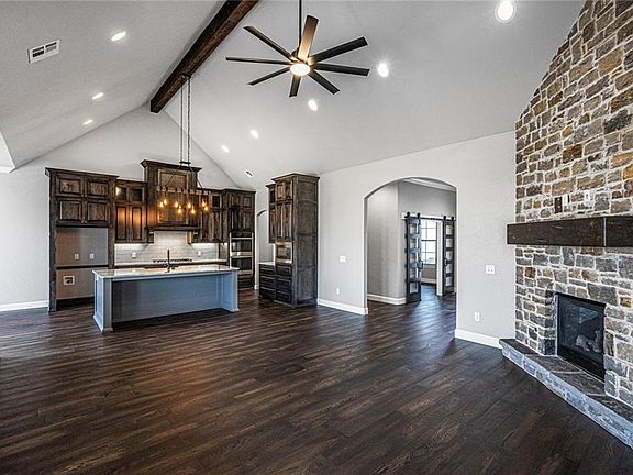 3rd image of 917 W Nandina Way