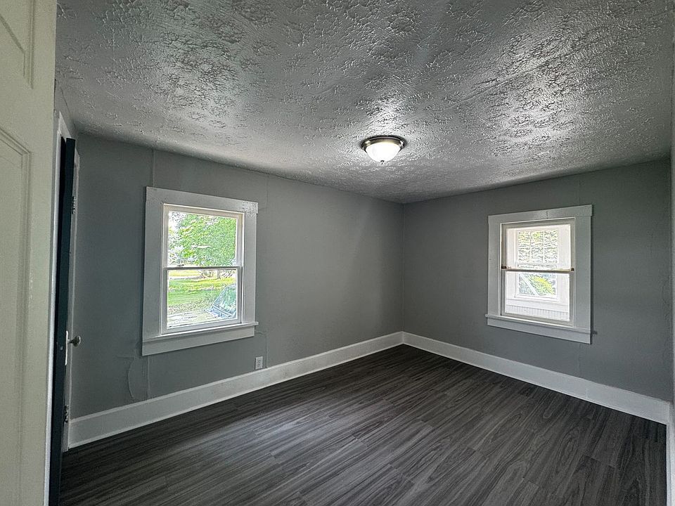 2nd image of 2731 Dorothy Ave NE