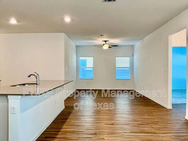 3 bed, 2.0 bath, 1447 sqft, $2,100 — Photo 4