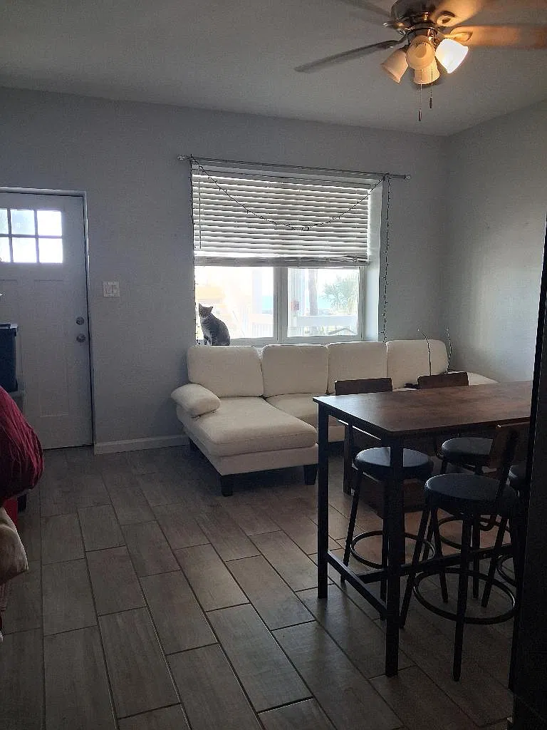 2 bed, 900 sqft, $1,700 — Photo 3