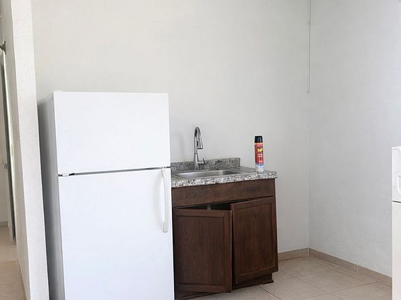 3rd image of 419 SW Avenue C