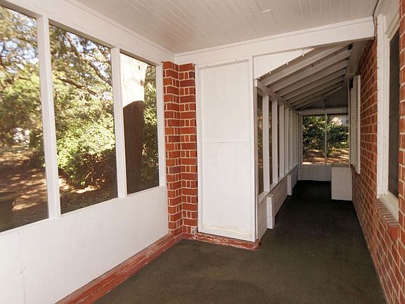 5th image of 18 Gardner Dr