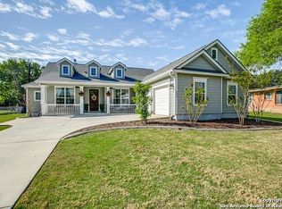 820 Elizabeth Rd, Terrell Hills, TX 78209