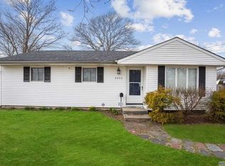 2806 Falcon Ave, Medford, NY 11763