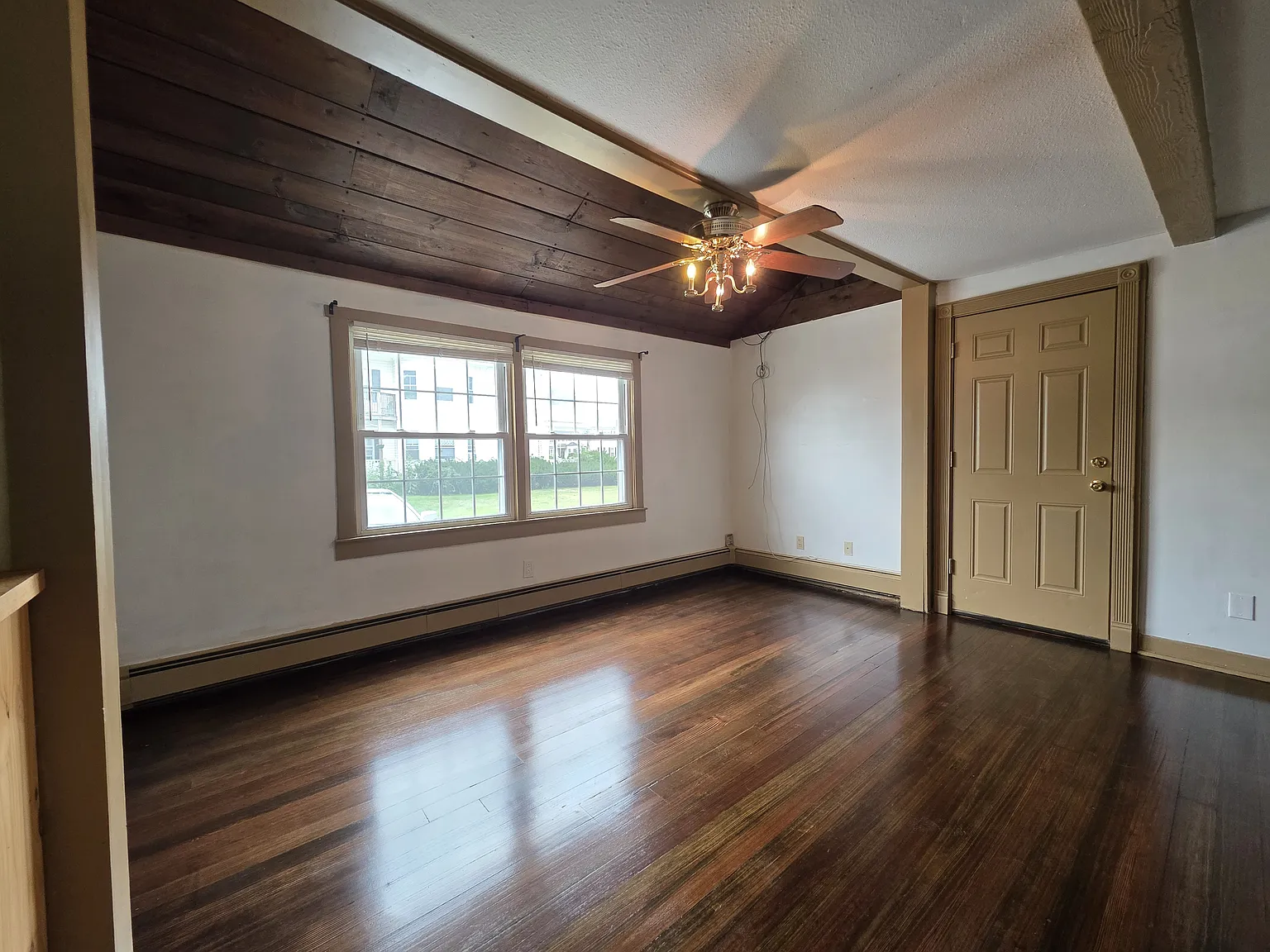  440 S Main Townhouse 3b/1.5b Garage! Deck/Yard! Petsok Laundry — Photo 3