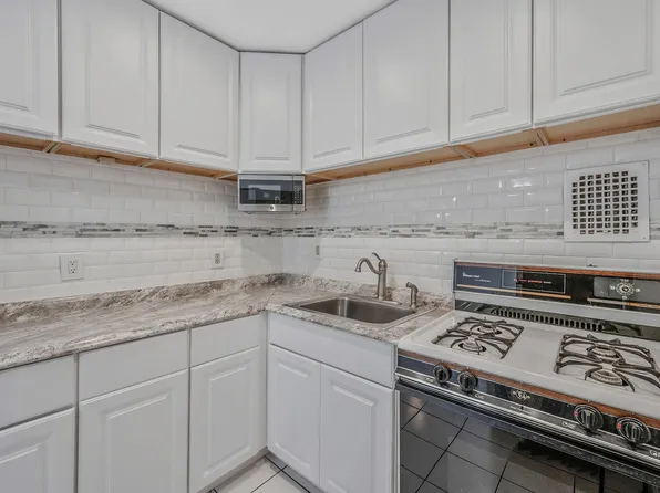 190 W Merrick Road #4J, Freeport, NY 11520