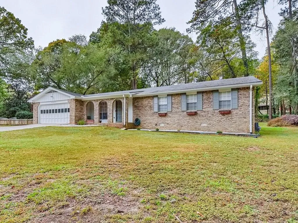 3 bed, 2017 sqft, $2,020 — Photo 2