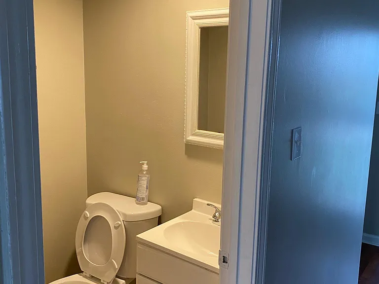 1703 Military Ave — Photo 8