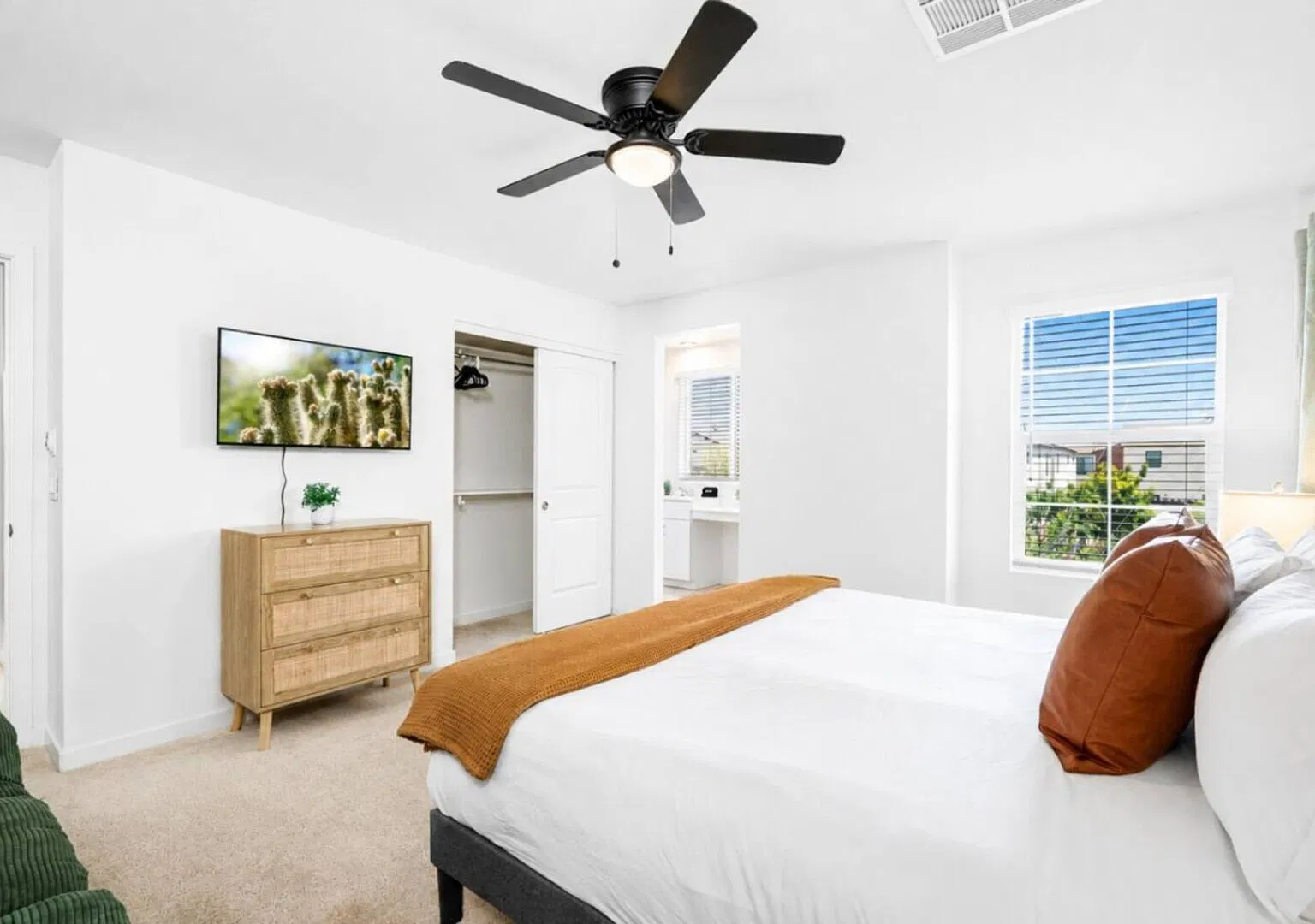 Cozy 3BR Escape Minutes From Downtown PHX — Photo 4
