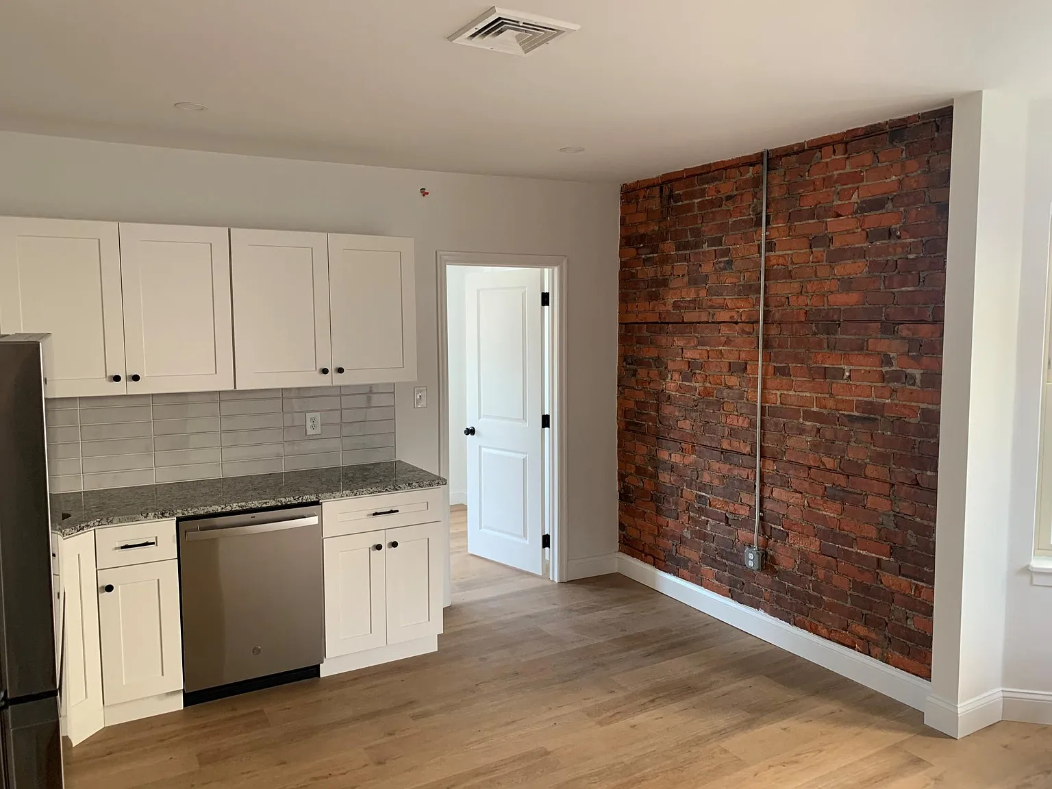 1 bed, 700 sqft, $1,800 — Photo 2