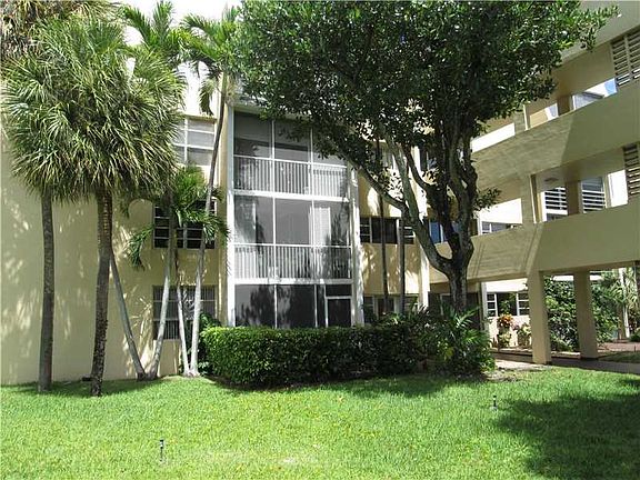 3rd image of 940 NE 199th St APT 112