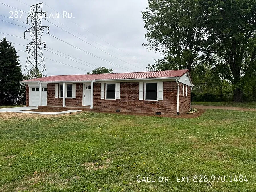 Fantastic Flat Rock Three Bedroom! — Photo 1
