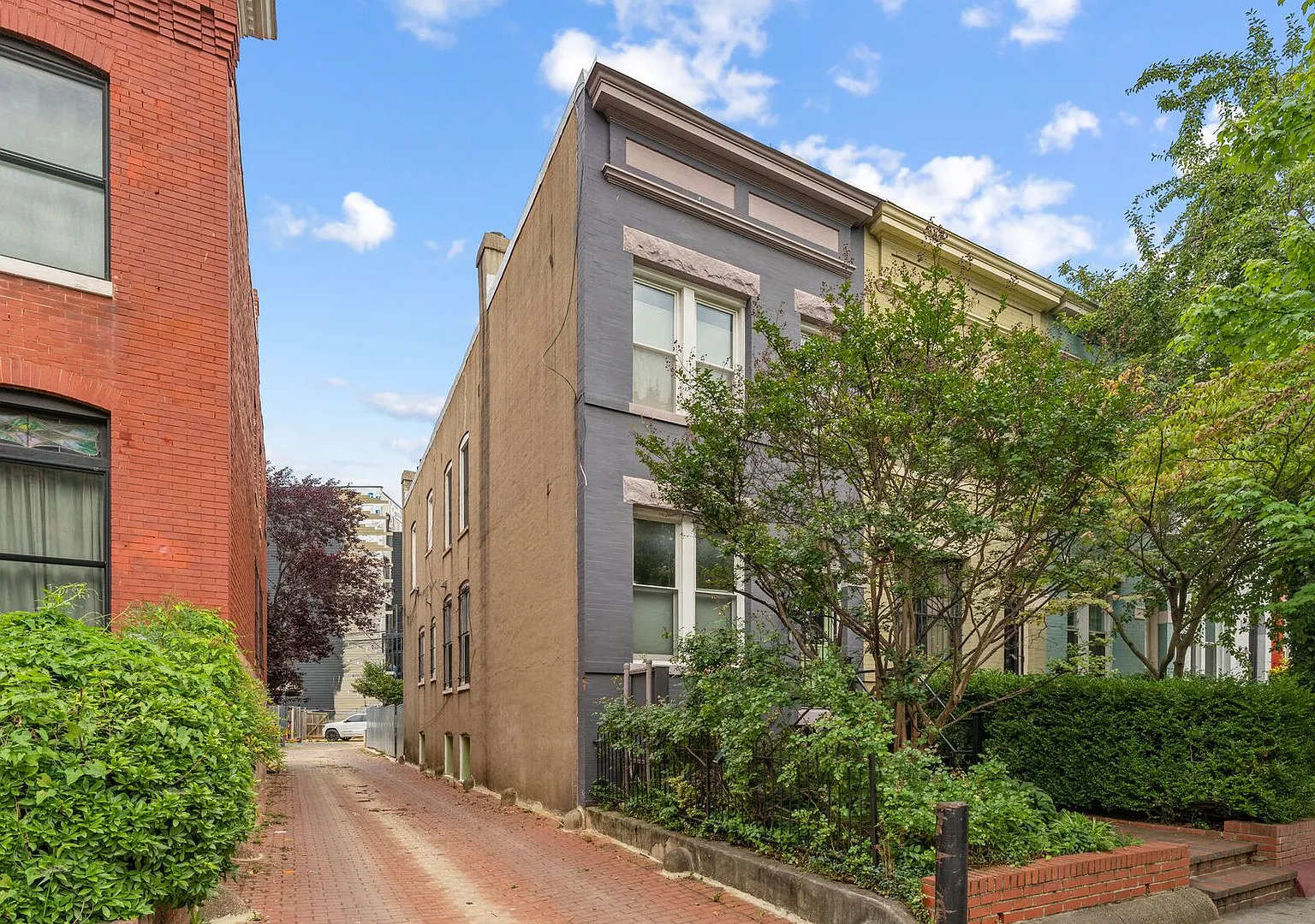 Premier Capitol Hill Residence Luxury Upper-Level Living — Photo 3
