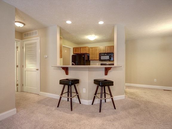 5th image of 401 E Villa Ln #0