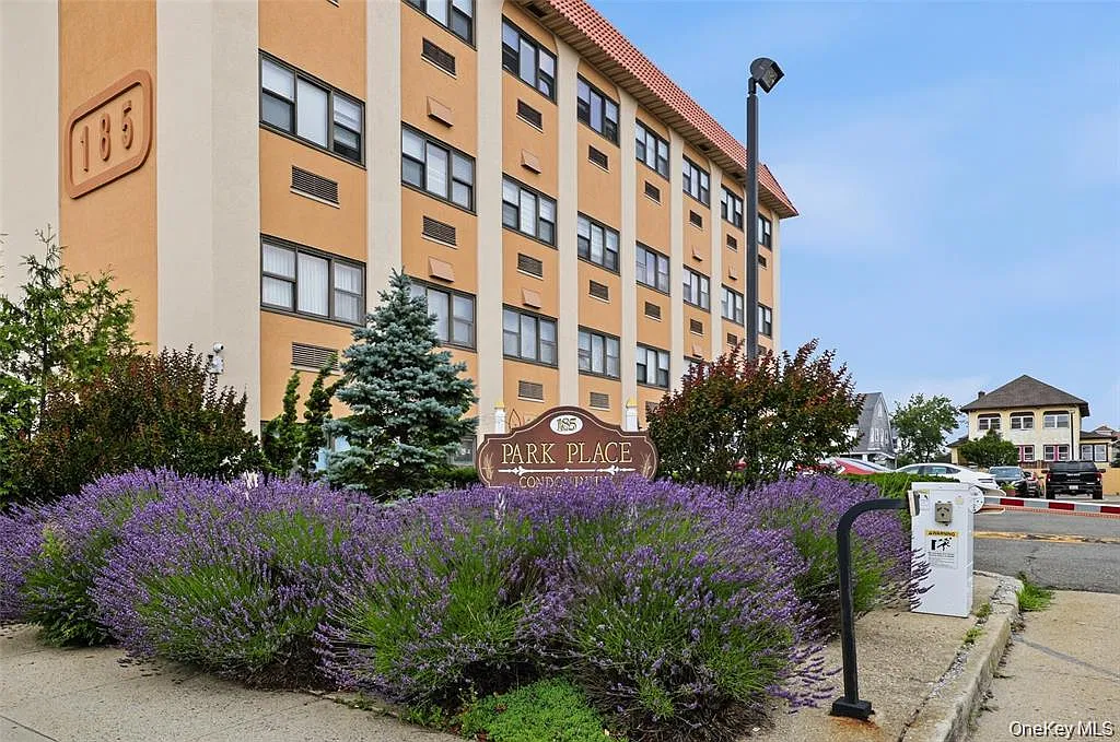 185 W Park Ave — Photo 3