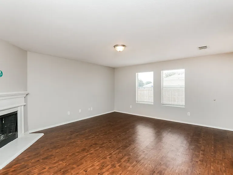 1101 Maplewood Ln — Photo 4
