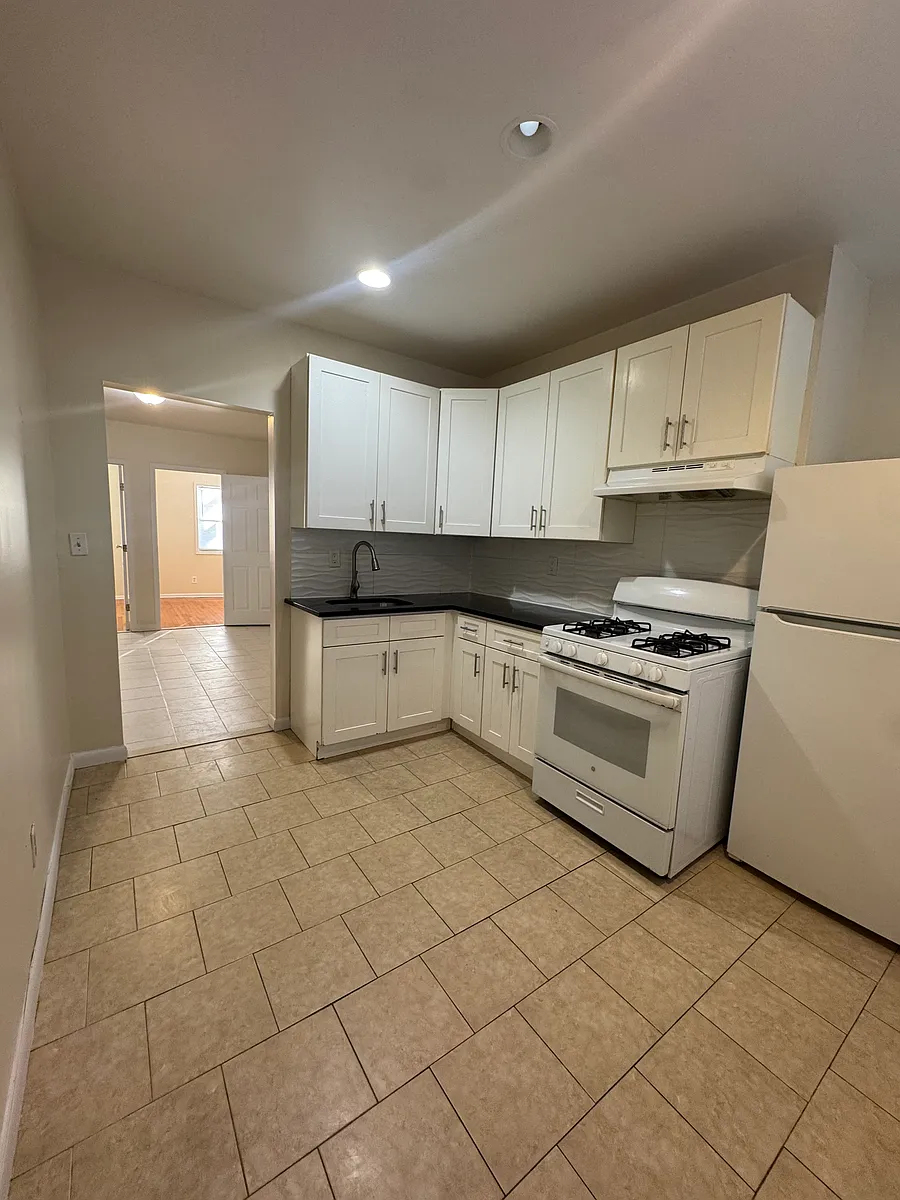 Building Photo - 6301 Forest Ave #1